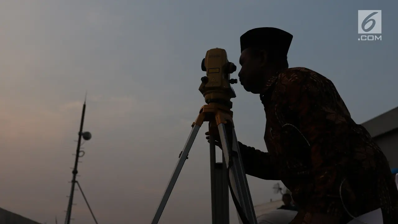 Petugas melakukan pemantauan hilal di atap gedung Kanwil Kementrian Agama, Jakarta Timur, Jumat (26/5). Pemantauan tersebut untuk menentukan jatuhnya bulan Ramadan 1438 H yang nantinya akan di putuskan melalui sidang Isbat. (Liputan6.com/Angga Yuniar)